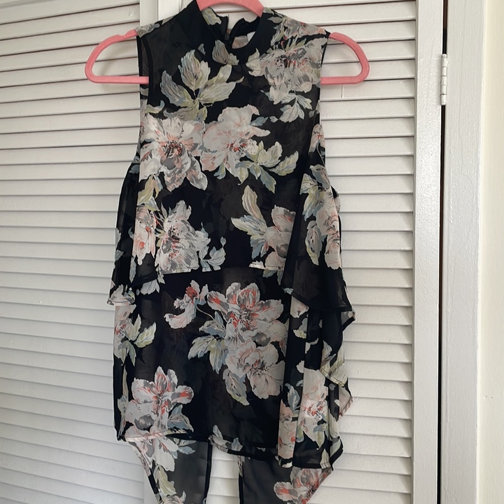 RO & DE sleeveless blouse size M